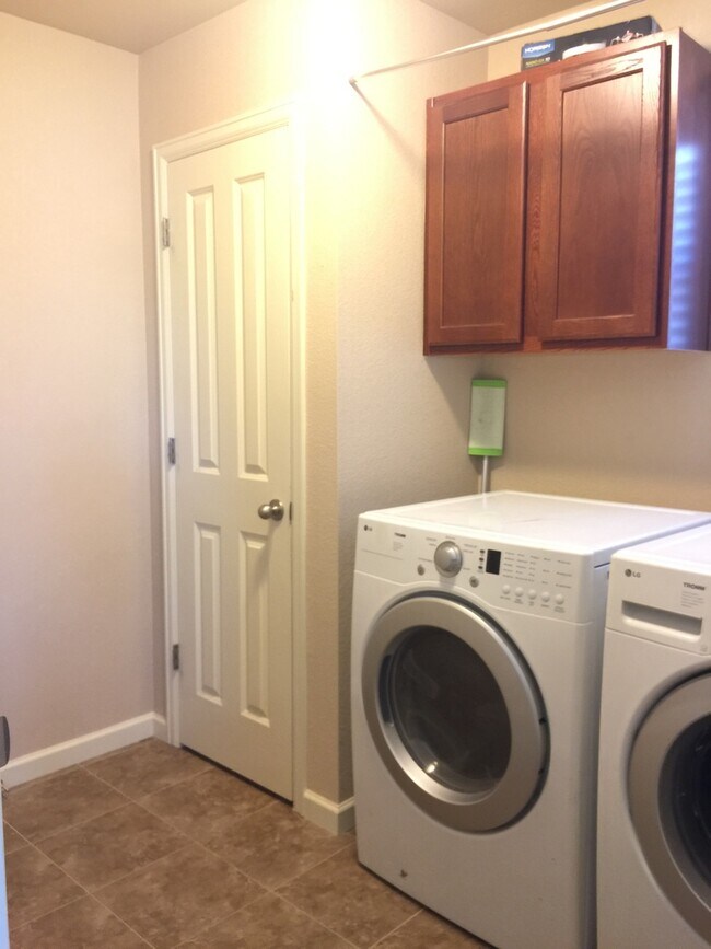 Building Photo - Southern Facing End 3 Bedroom Townhome