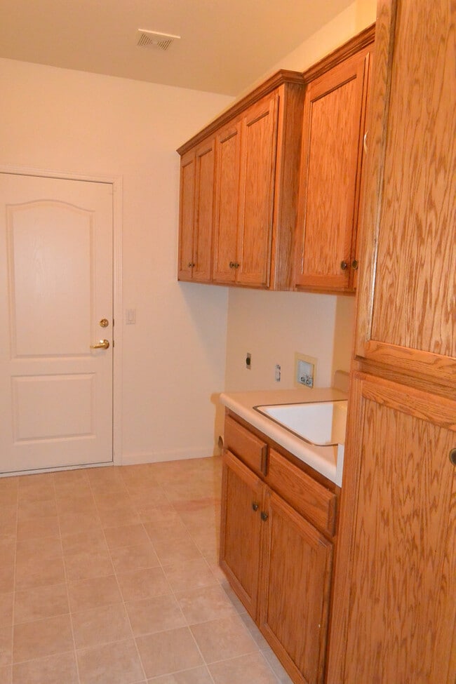 Building Photo - Spacious 3 Bedroom 2 Bathroom home with a ...