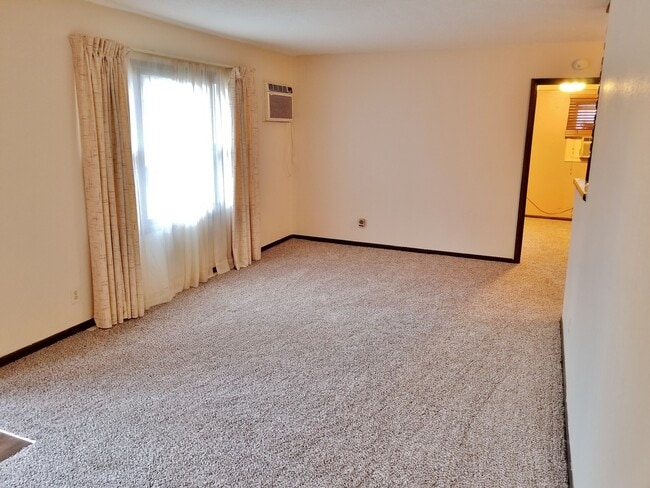 Building Photo - Very nice 3BR Rancher with appliances near Shunga Trails!