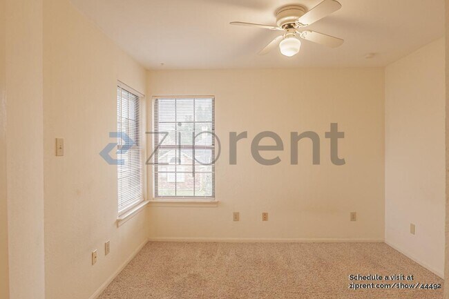 Building Photo - 1929 Pinecrest Dr