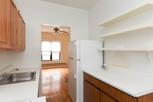 Building Photo - 834 W Waveland Ave