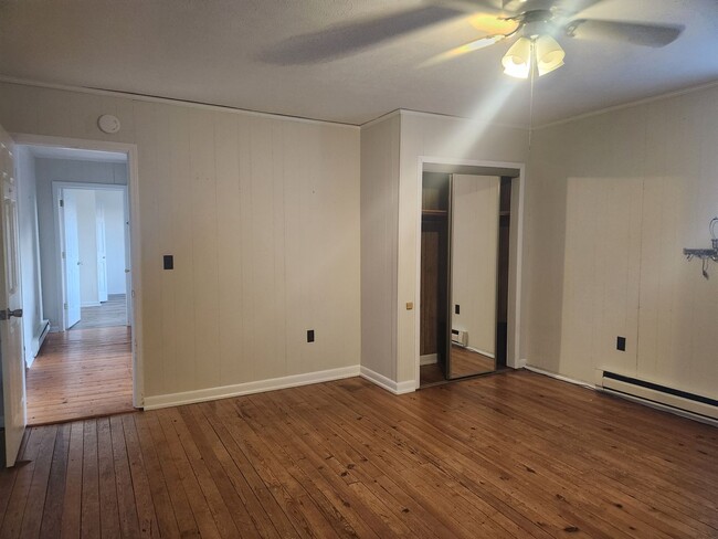 Building Photo - Spacious 2 bedroom 1 bath Loft above Real ...