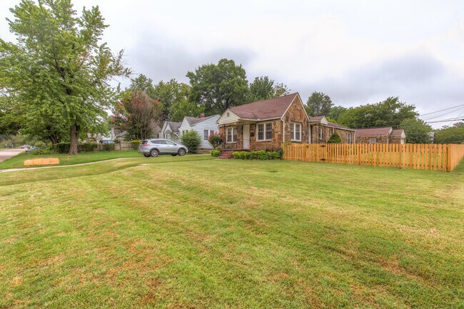 Building Photo - 1304 S Oswego Ave