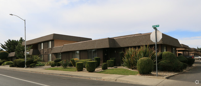 Building Photo - 002 - Tiburon Apartments