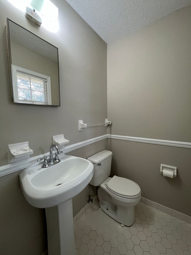Building Photo - Sweet & Stylish 3 Bedroom 1.5 bath