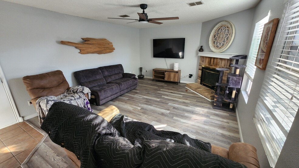 Building Photo - 16125 Hollyhill Ct