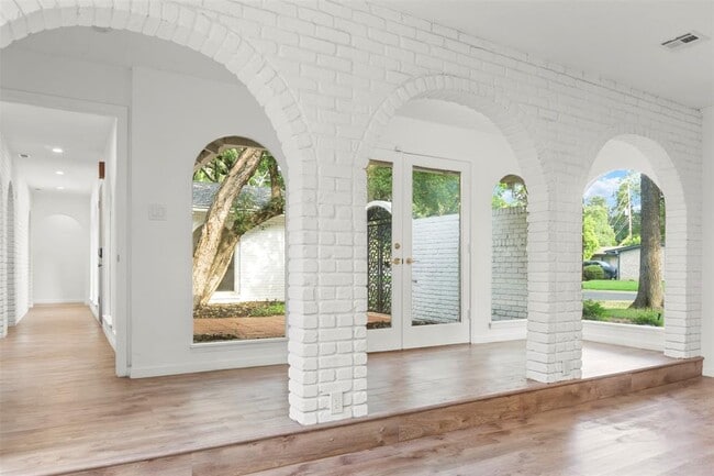 Building Photo - 4202 N Hills Dr