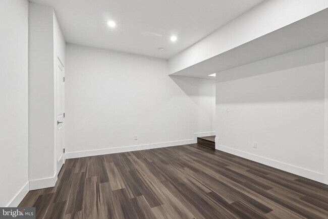 Building Photo - 2 Dogleg Ln