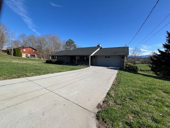 Building Photo - 2606 Dellwood Dr