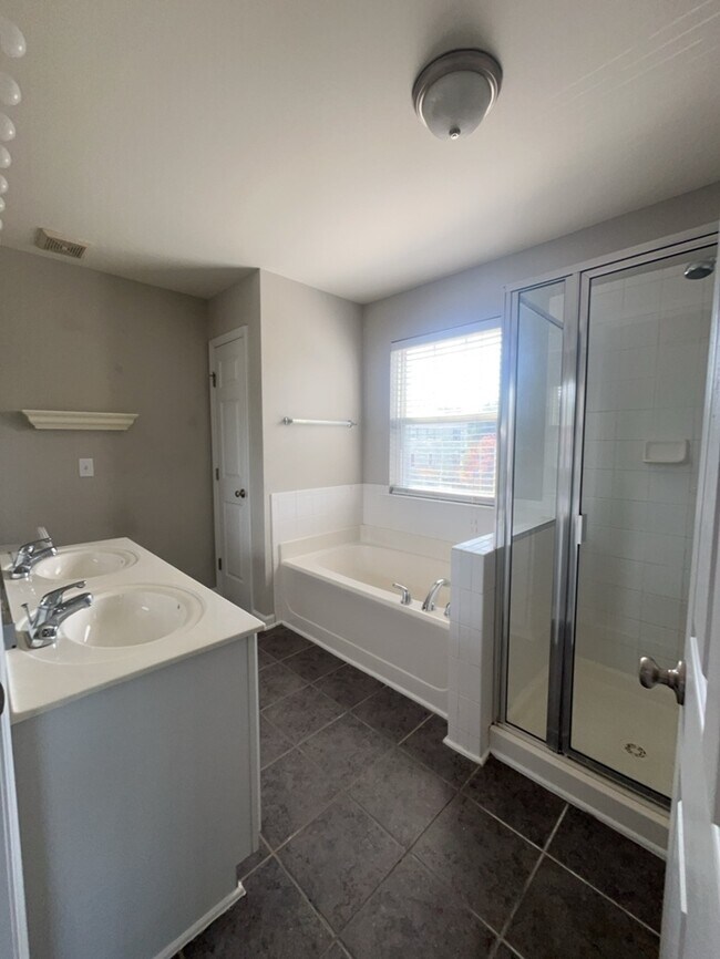 Building Photo - Ready for Now! Located in Raleigh. 3 Story...