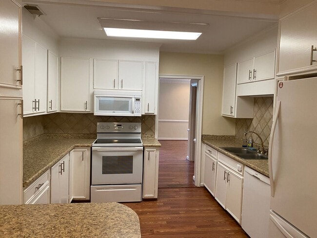 Building Photo - Forest Acres