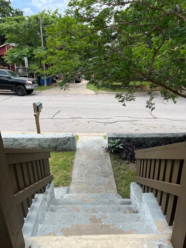 Building Photo - 1904 E 10th St