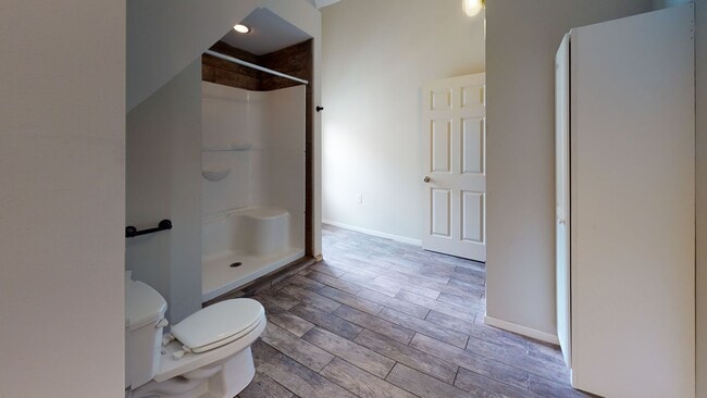 Building Photo - Affordable six bedroom house close to U of...