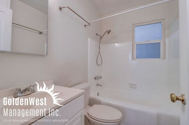 Building Photo - Charming 1Bdm 1Ba Downstairs Condo in Norm...