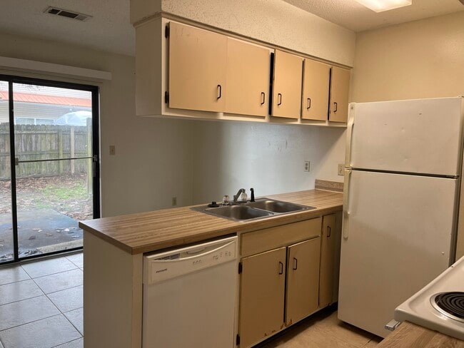 Building Photo - 159 Scottwood Dr SE