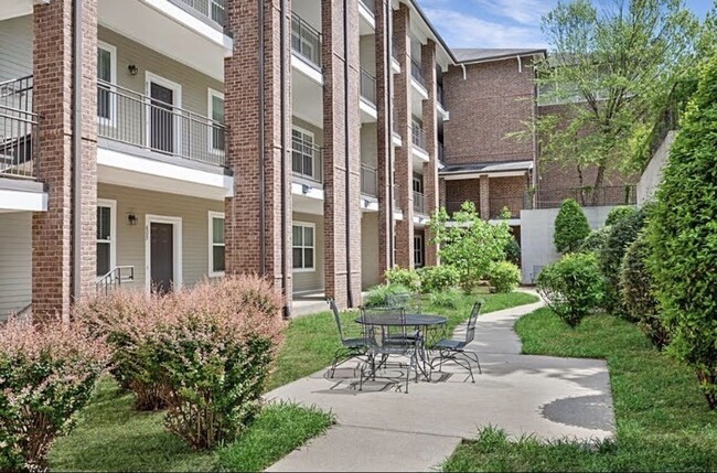 Building Photo - 2 Bed, 2 Bath Condo Close to Music Row, Va...