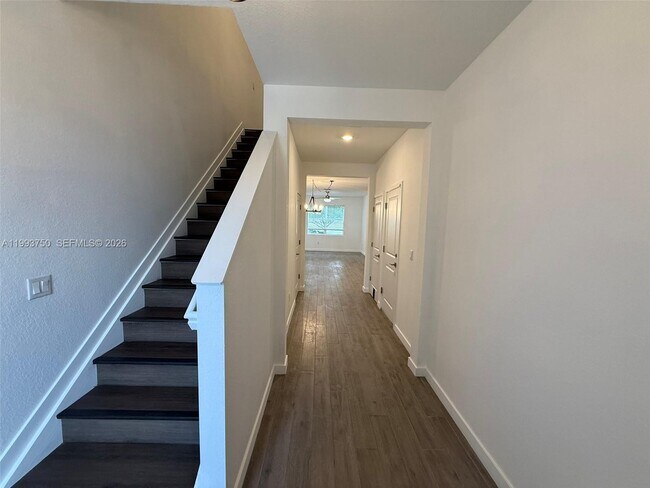 Building Photo - 8694 Via Mar Rosso