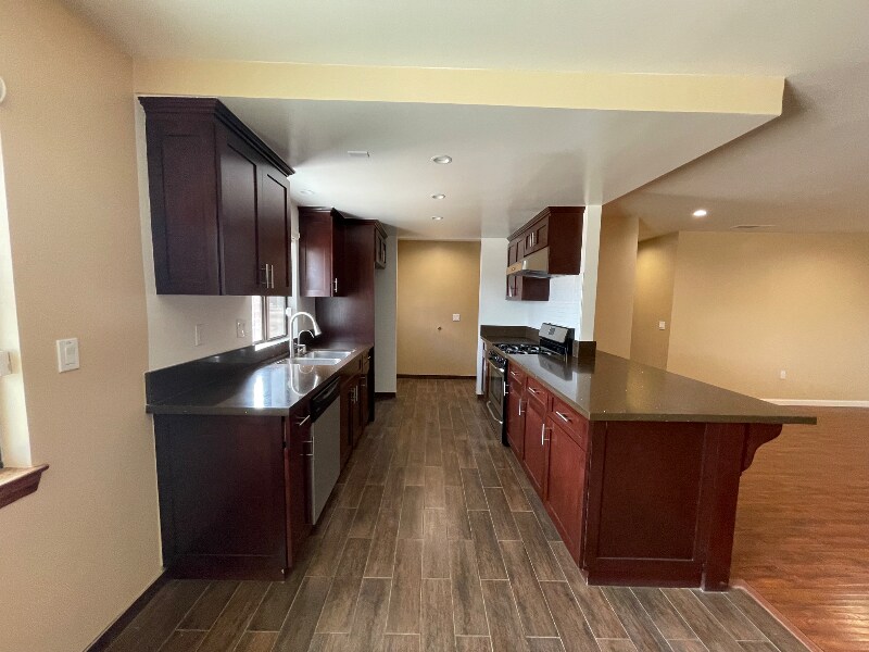 Building Photo - 8560 Oakwood Ave