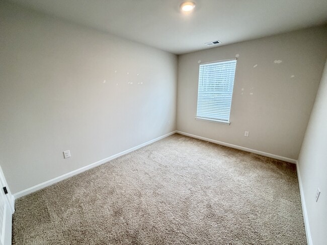 Building Photo - 633 Currant Cir