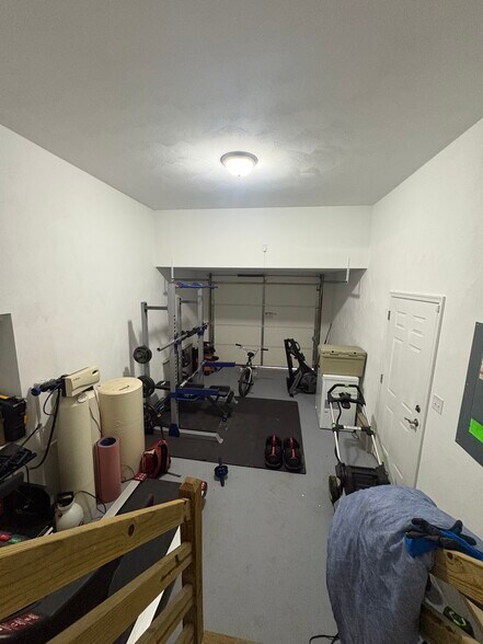 Single car garage - 1215 Commerce Ave