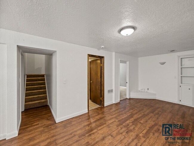 Building Photo - Beautiful 4 Bed 2 Bath Townhome with Lake Views!