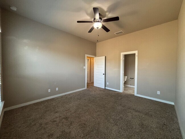 Building Photo - Luxury 3 Bed-2 Bath Duplex in NBTX!