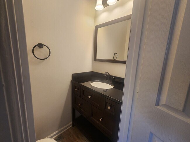 Building Photo - Electric Included! 2 Bed 1.5 Bath Condo!