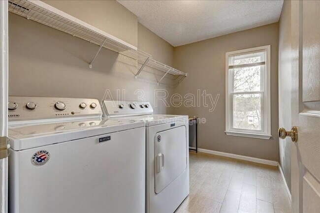 Building Photo - 2540 Alvecot Cir SE