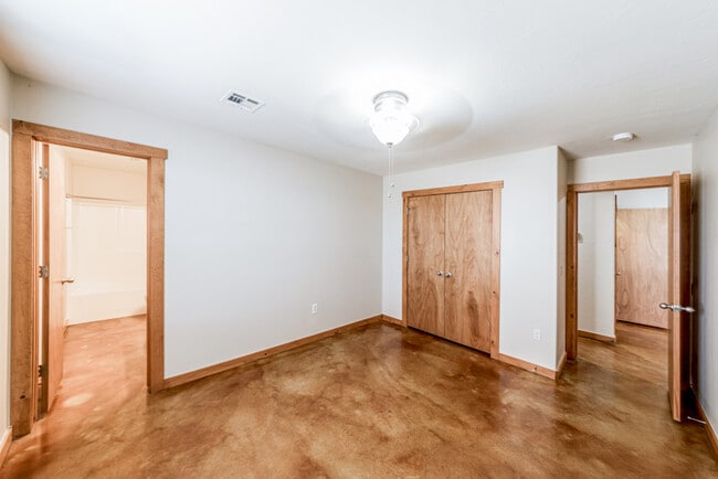 Building Photo - 2607 W 58th St