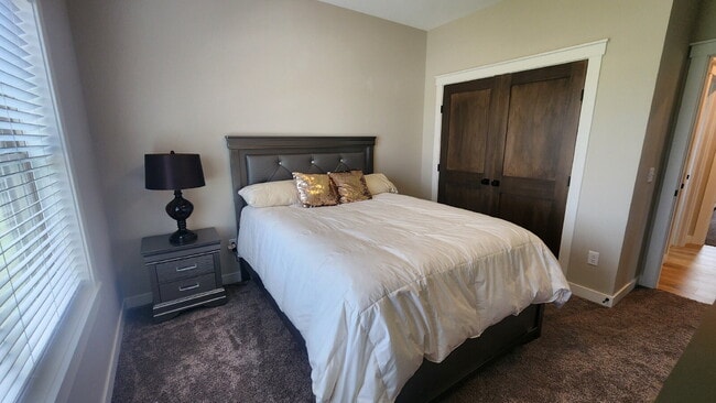 Building Photo - 5 Bedroom, 3 Full Bathroom House with 3 Ca...