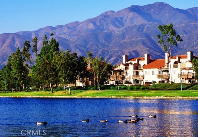 Building Photo - 2 Vía Entrada