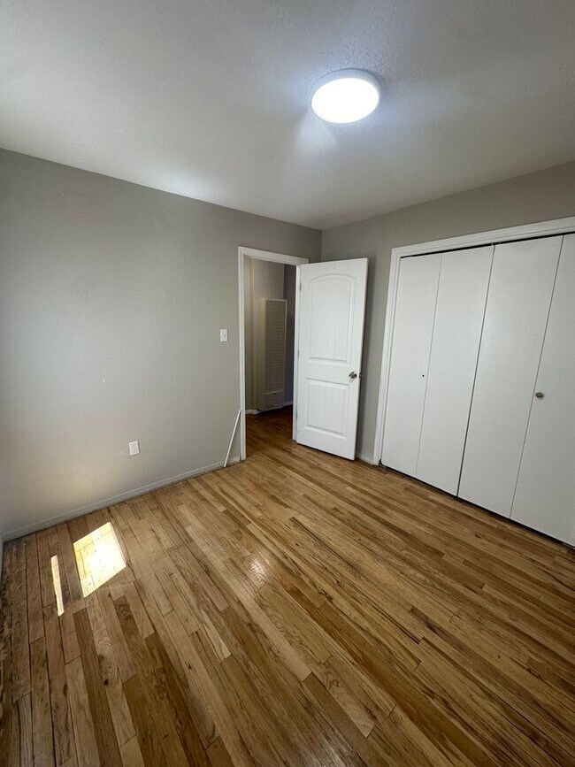 Building Photo - 3 bedroom 1 bath house