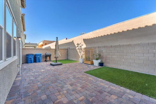 Building Photo - Gorgeous Five Bedroom in the SW! Solar panels!