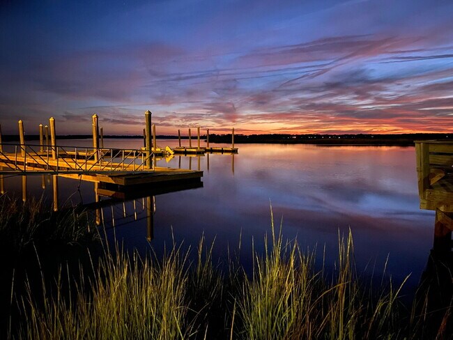 Building Photo - Waterfront Community in Richmond Hill!
