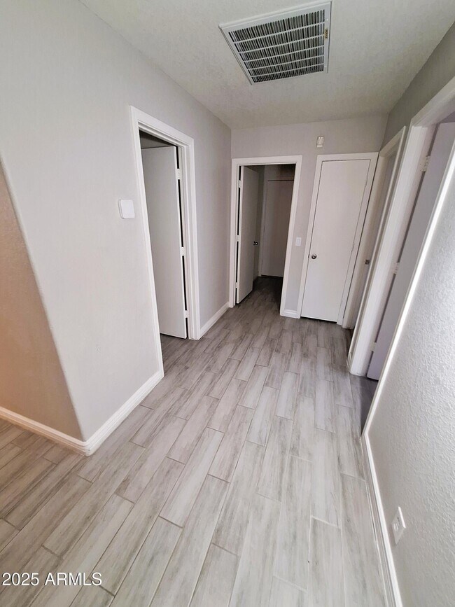 Building Photo - 8512 W Tuckey Ln