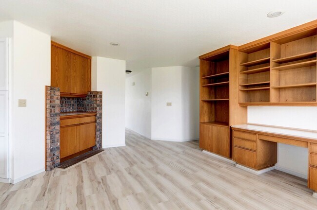 Building Photo - 418 SW Erie Cir