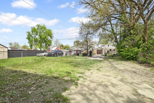 Building Photo - 627 S 38th St