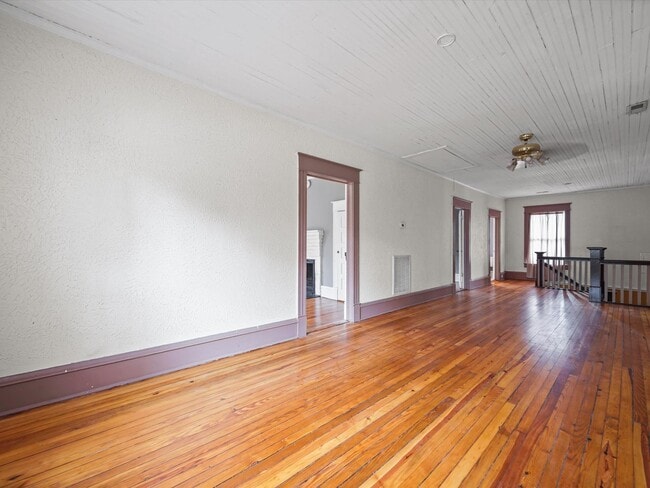 Building Photo - 4 Bedroom/2 Bath Home for Rent