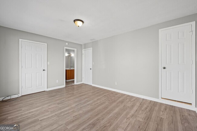 Building Photo - 2127 Golfview Dr SE