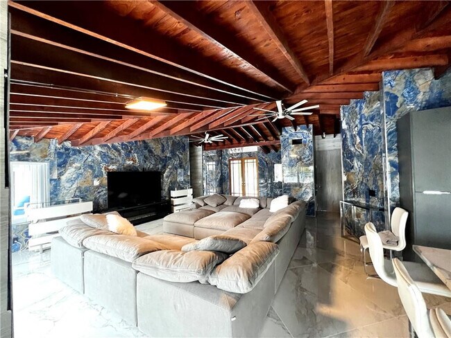 Building Photo - 720 NE 28th Ave