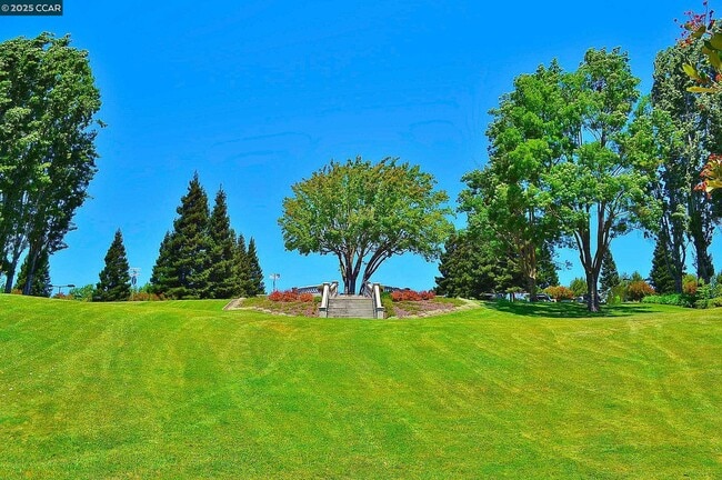 Building Photo - 6198 Lakeview Cir