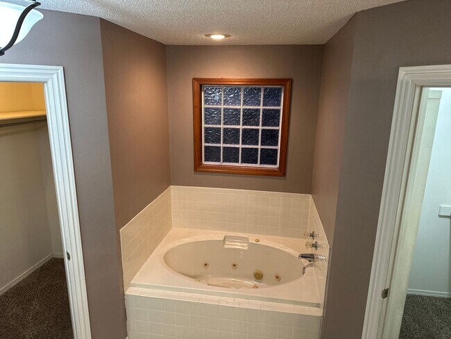 Building Photo - Available August 1st! 3-Bedroom, 2-Bathroom Home in East Rogers