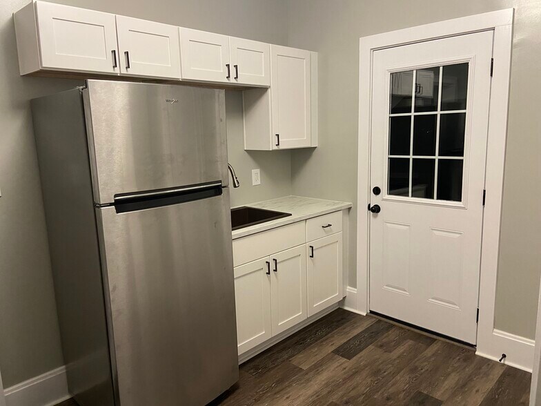 Building Photo - 2112 Cathedral Ave