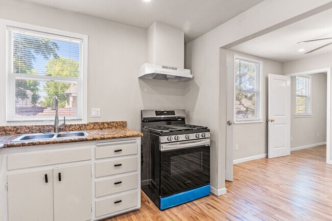 Building Photo - Newly Renovated 2 Bedroom Apartment with P...