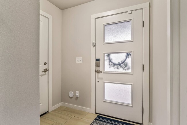 Building Photo - Modern Tri-Level 4BD/3.5BTH Townhouse in Lynnwood for Rent! Pet Friendly!