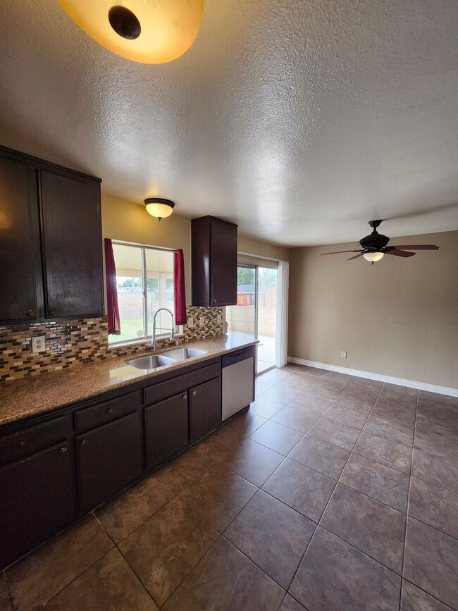 Building Photo - Inviting 3-Bedroom Home