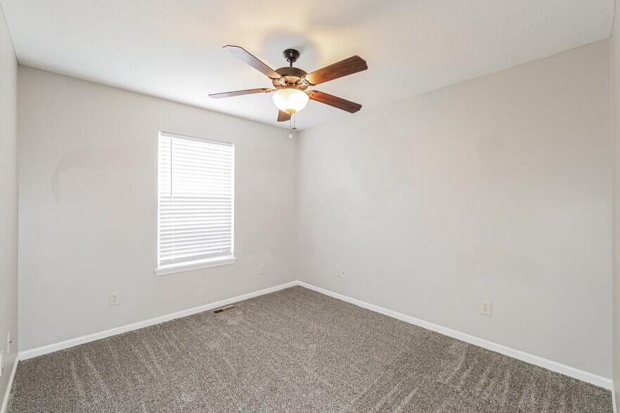 Building Photo - 708 Fall Creek Dr