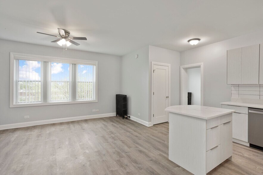 Building Photo - 1609 W Sherwin Ave