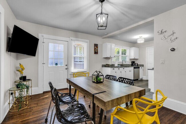 Building Photo - 820 Parkwood Ave