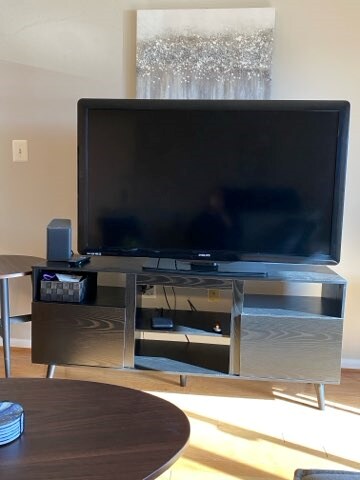 Verizon Fios internet and 40 inch smart TV - 1012 Ravens Crest Dr